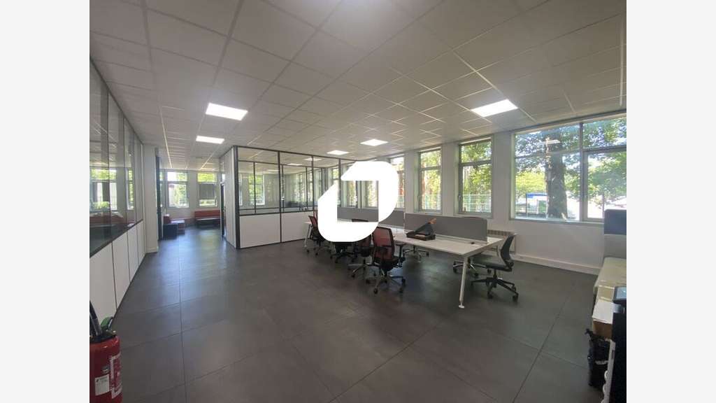 A louer Bureaux 420m² Eragny