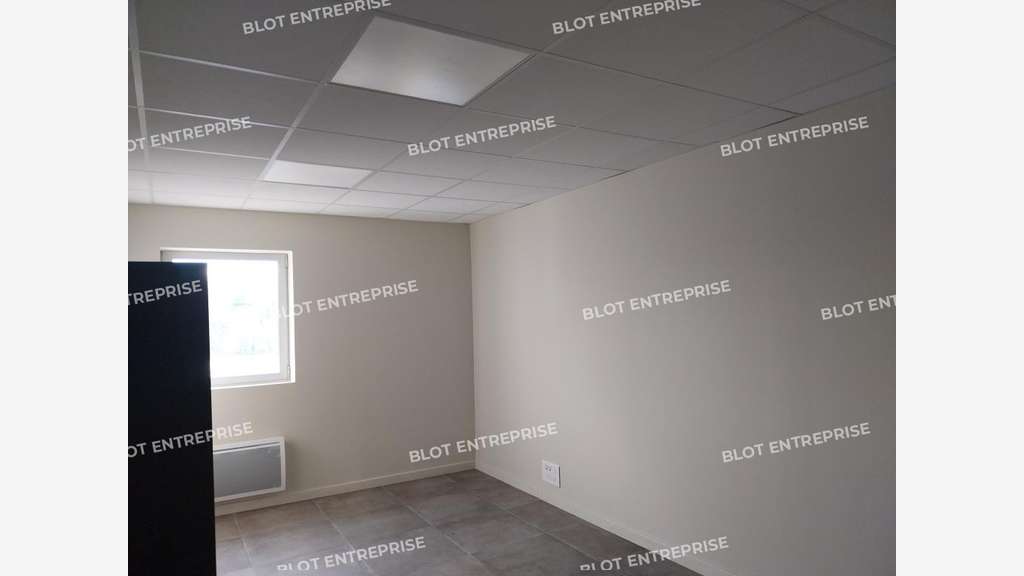 A louer bureaux 15m² à Ergue Gaberic RN 165