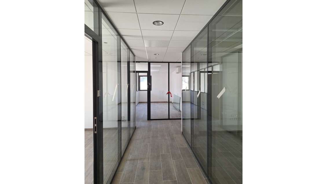 A louer local d'activité bureaux 1225m² à Fréjus