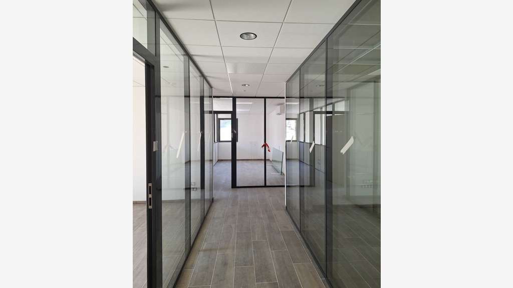 A louer bureaux et entrepôt 1225m² à Fréjus