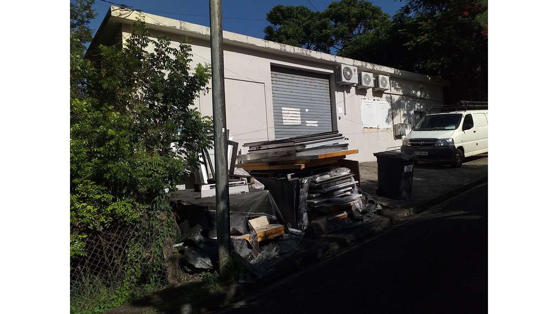 A louer bureau et stockage 220m² à Schoelcher