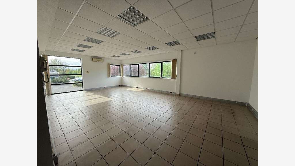 Local industriel 20m² à louer en ZI à Etupes