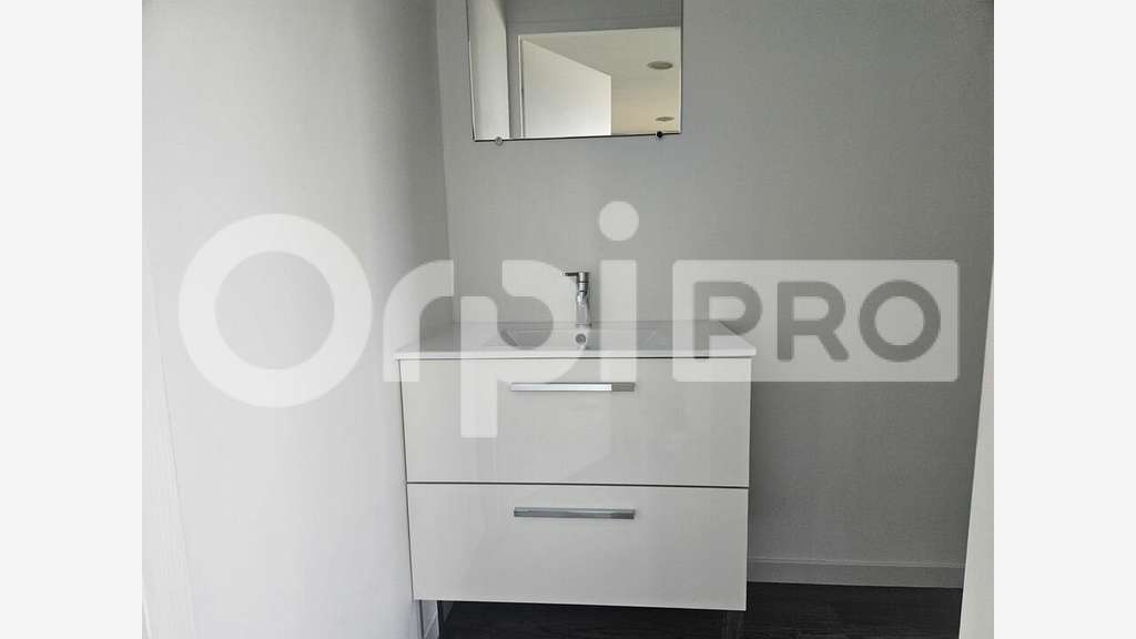 Bureau rénové 24m² R+1 à louer à Eysines