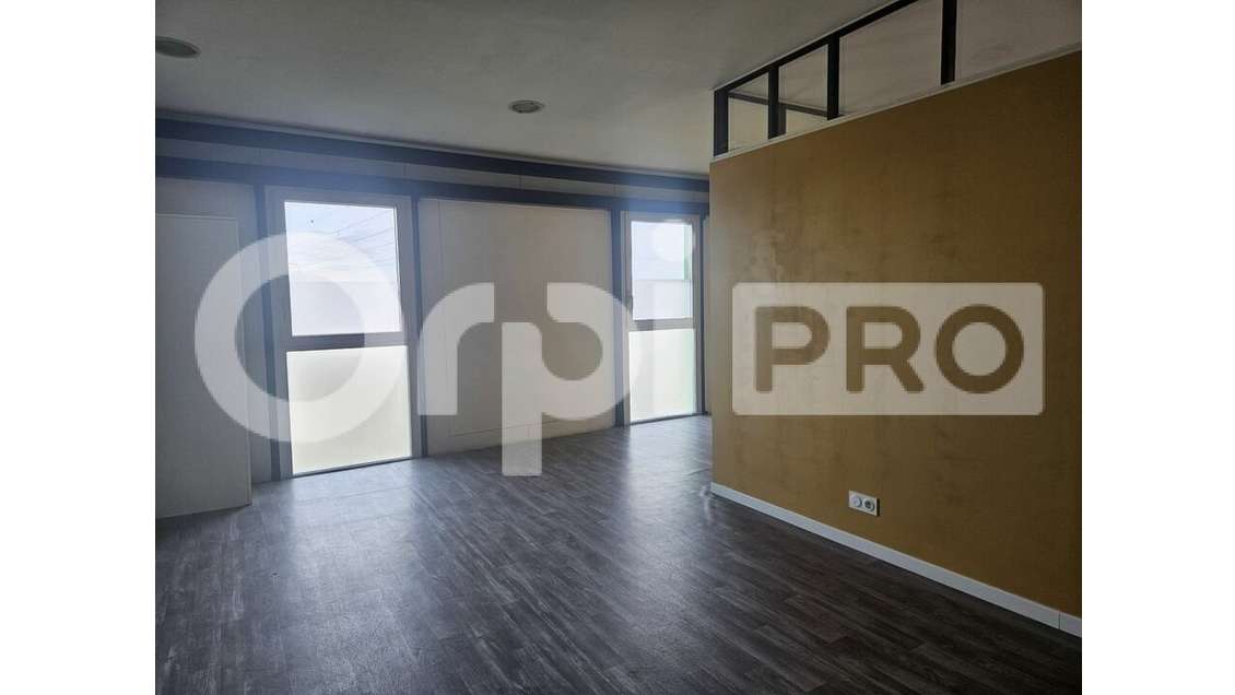 Bureau rénové 24m² R+1 à louer à Eysines