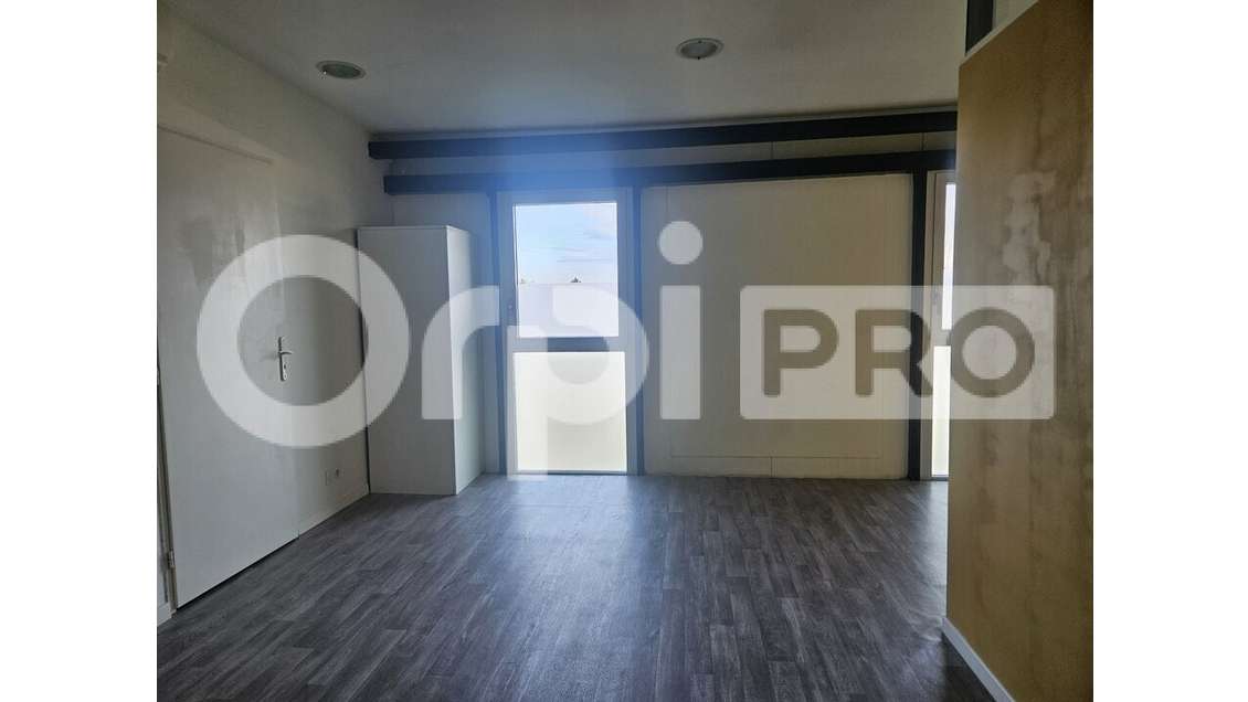 Bureau rénové 24m² R+1 à louer à Eysines 