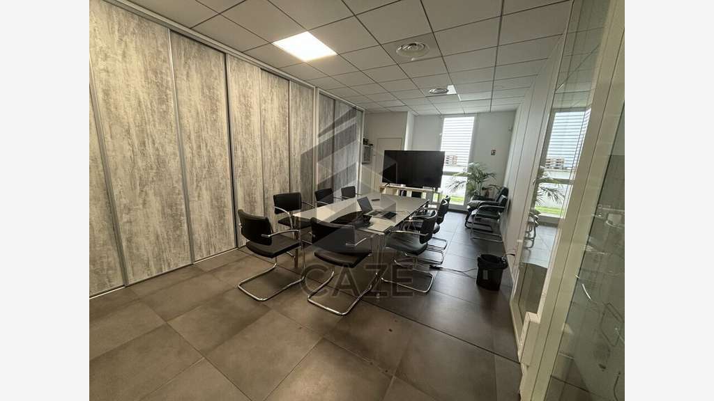Superbes bureaux RDC et R+1 à louer à Eysines