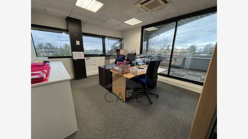 A louer bureaux avec terrasse privative à Floirac