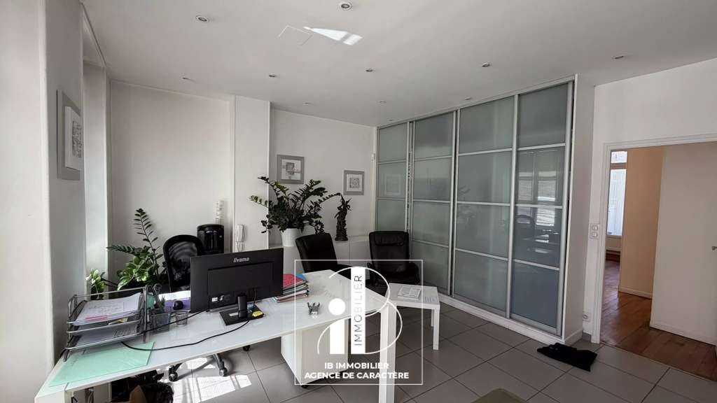 Immeuble de bureaux 172m² à louer à Fontainebleau