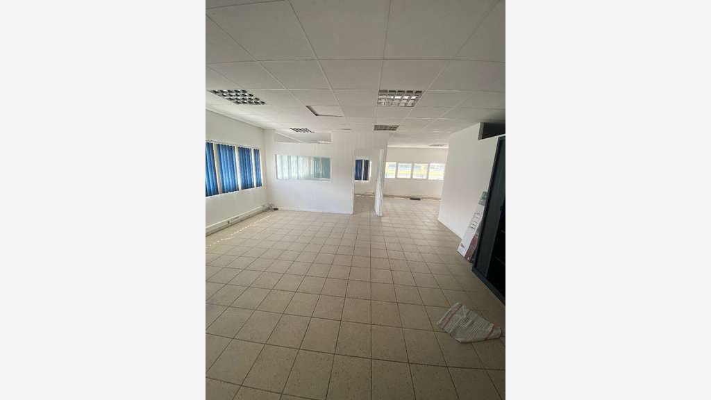 A louer local professionnel 70m² Étang Z'abricot