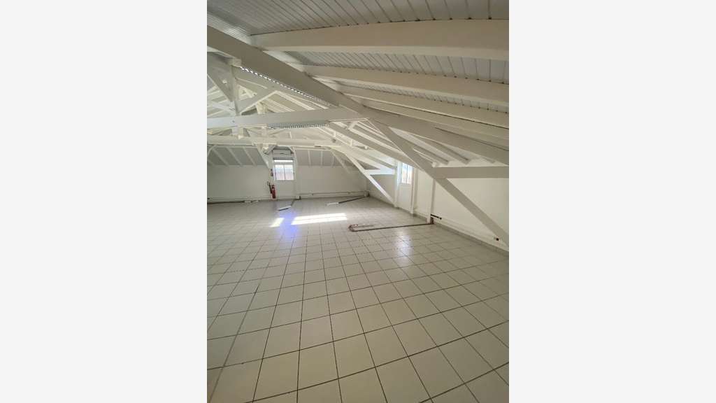 A louer bureaux 178m² ZFU Dillon Stade FdF