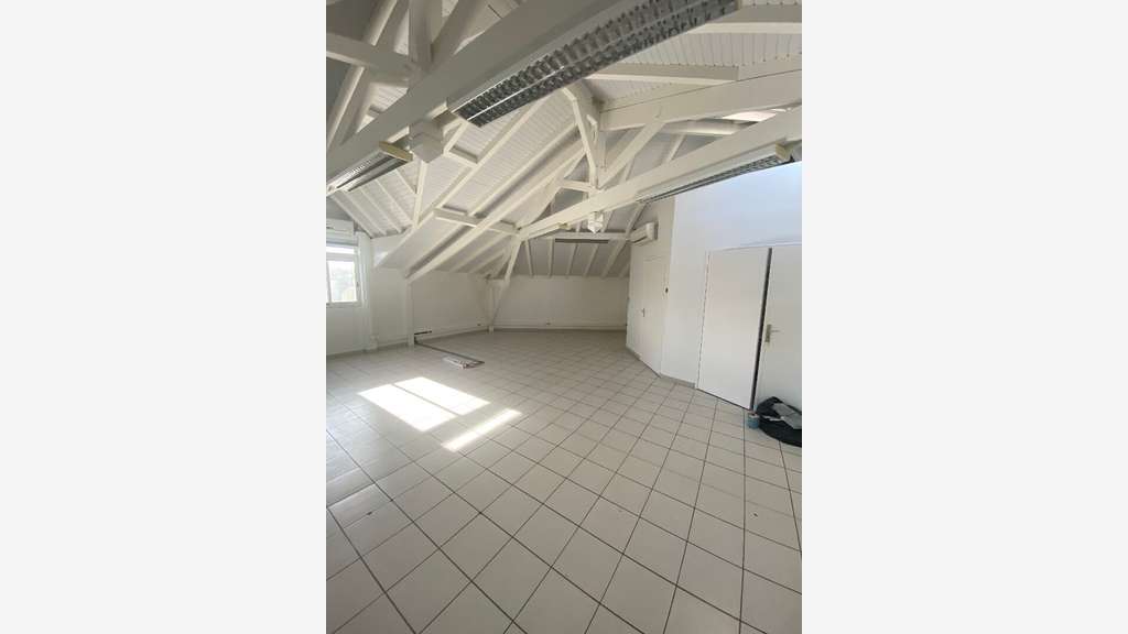 A louer bureaux 178m² ZFU Dillon Stade FdF