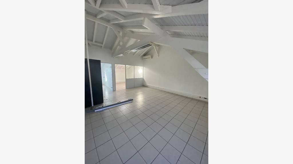 A louer bureaux 178m² ZFU Dillon Stade FdF