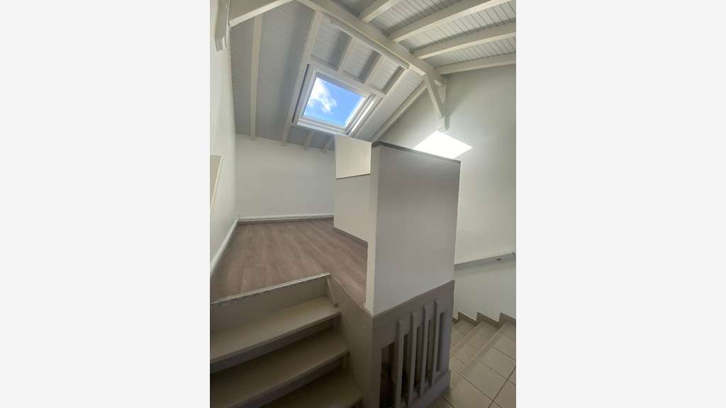 A louer bureaux 178m² ZFU Dillon Stade FdF