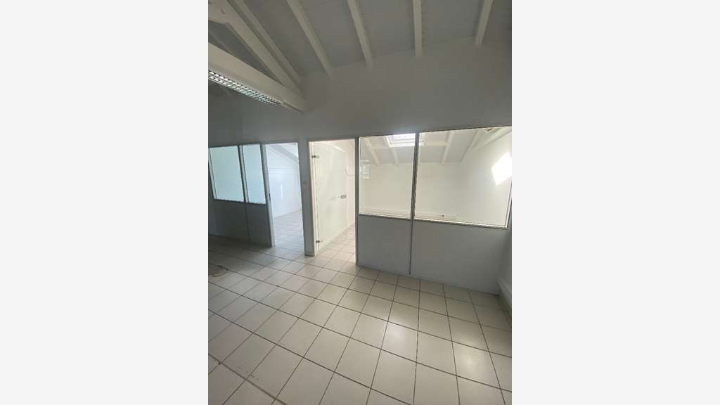 A louer bureaux 178m² ZFU Dillon Stade FdF