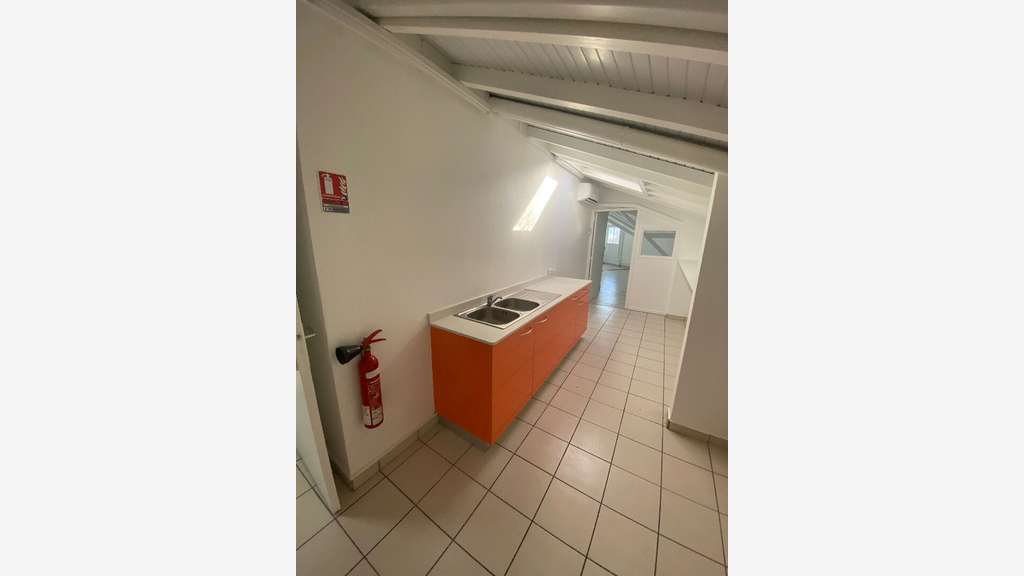 A louer bureaux 178m² ZFU Dillon Stade FdF