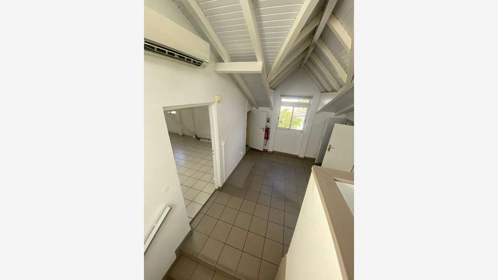 A louer bureaux 178m² ZFU Dillon Stade FdF
