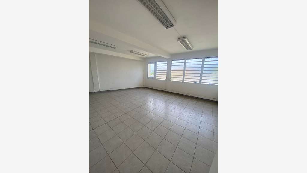 A louer bureaux de 250m² accès PMR Fort de France