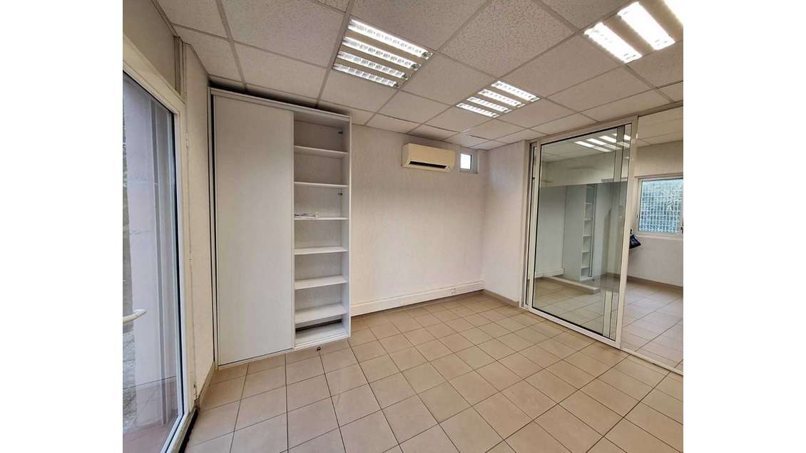 Bureaux lumineux 196m² à louer à Fréjus 
