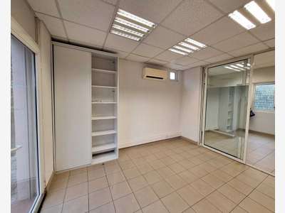 Bureaux lumineux 196m² à louer à Fréjus 