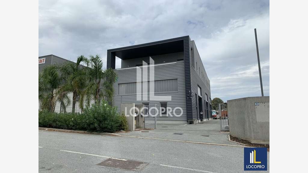 Bureaux 166m² à louer proche A8 à Fréjus