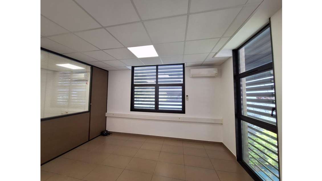 Bureau de 26 m² disponible immédiatement. En sorti