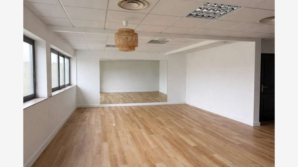 A louer local bureau 80m² proche Décathlon Fréjus