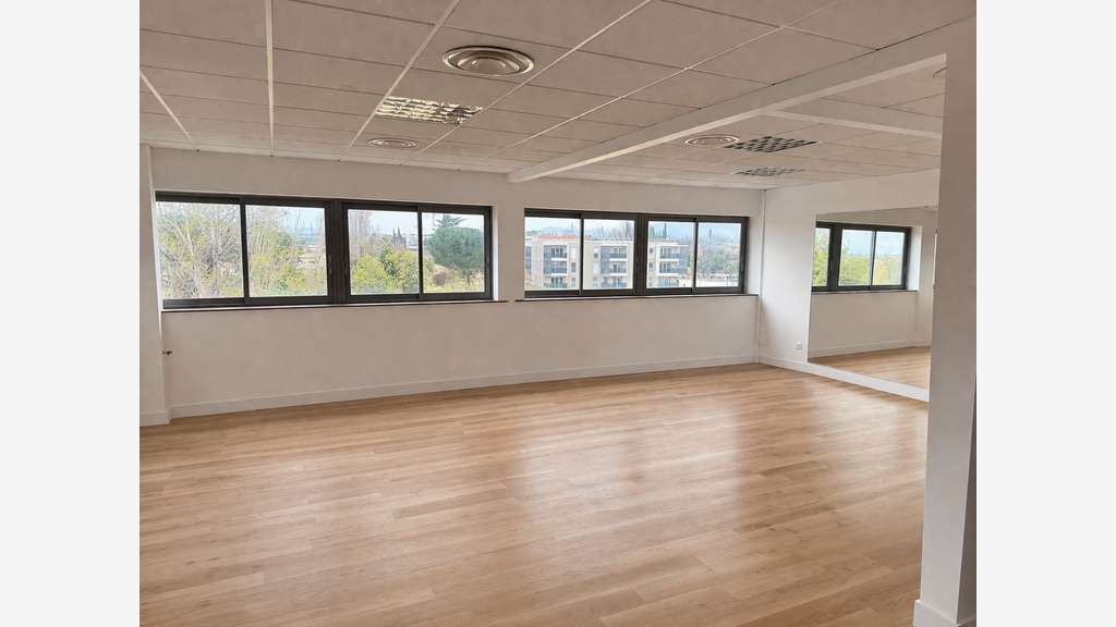 A louer local bureau 80m² proche Décathlon Fréjus