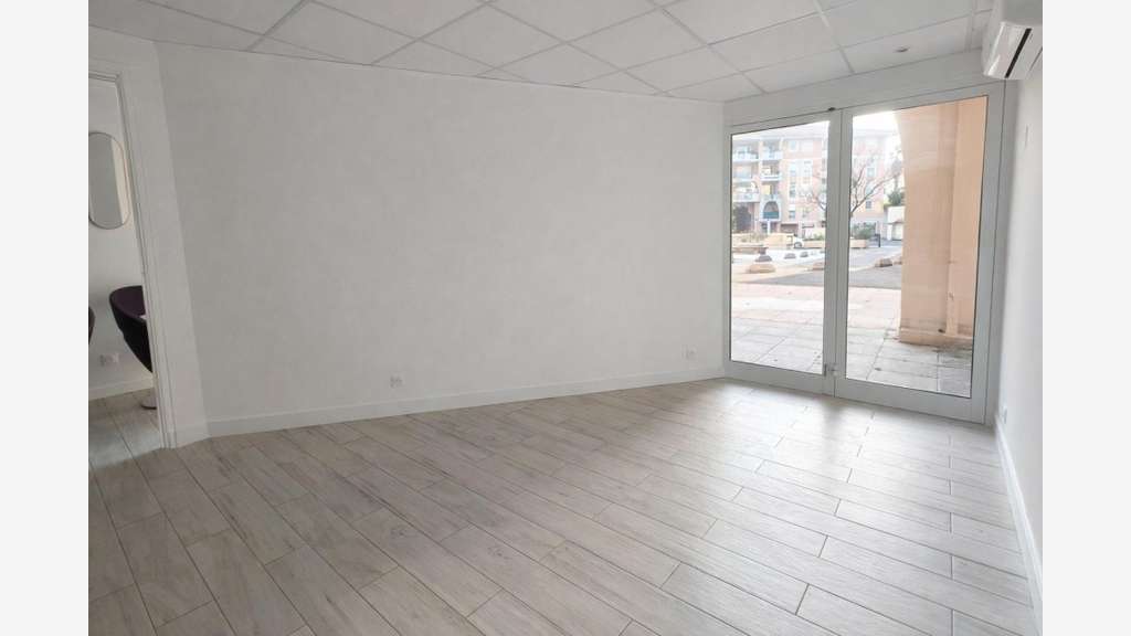 Loue local pro de 15m² traversant à port Fréjus