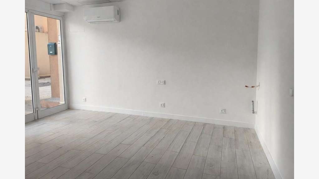 Loue local pro de 15m² traversant à port Fréjus