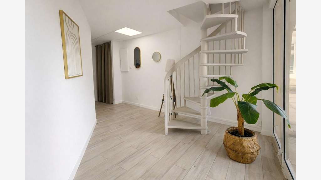 Loue local pro de 15m² traversant à port Fréjus