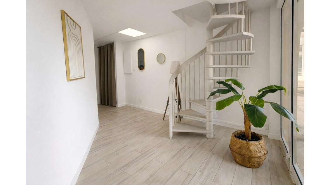 Loue local pro de 15m² traversant à port Fréjus