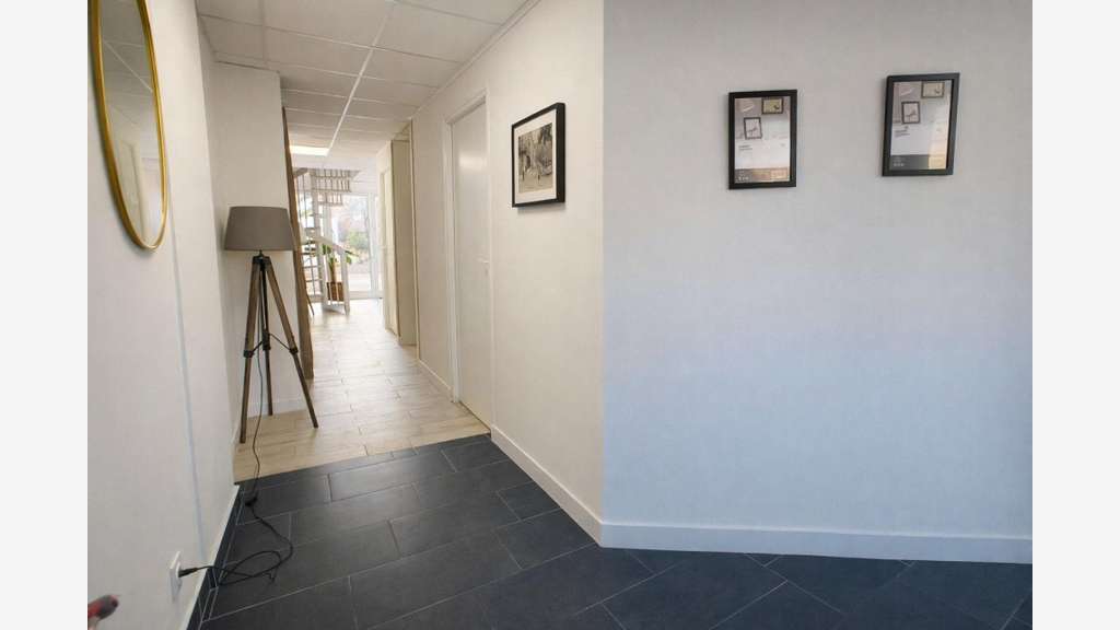Loue local pro de 15m² traversant à port Fréjus