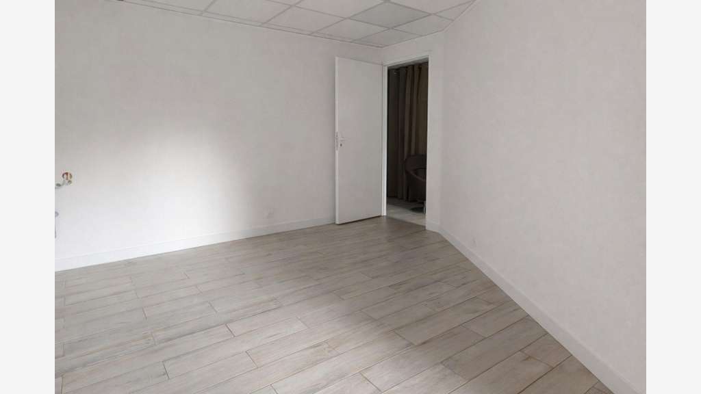 Loue local pro de 15m² traversant à port Fréjus
