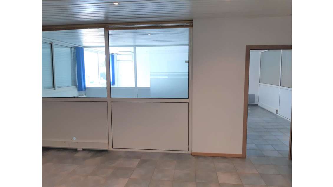 Local professionnel/bureau à louer. Bonne visibili