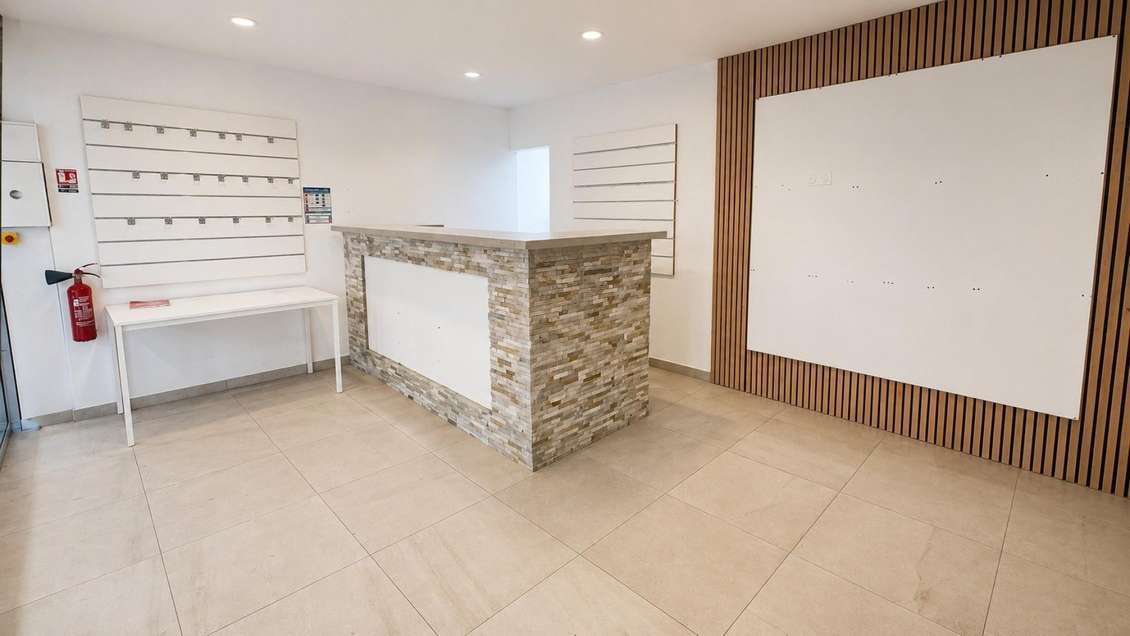 Local professionnel en duplex 70 m² avec garage