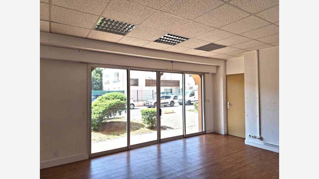 Location local professionnel 130m² à Fréjus