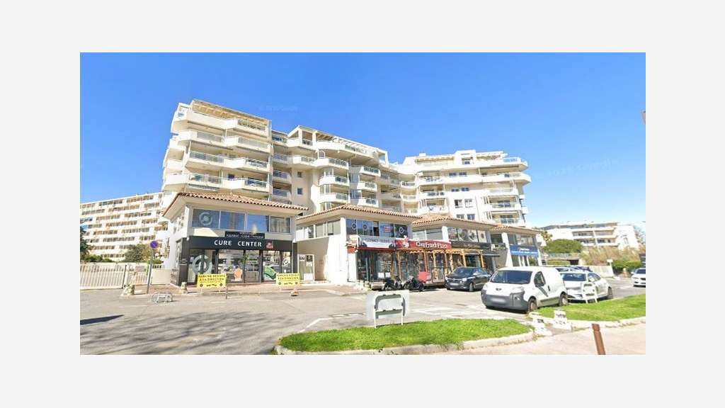 A louer local de 112m² proche plage à Fréjus