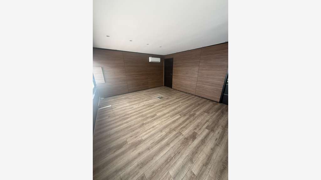 A louer local de 112m² proche plage à Fréjus