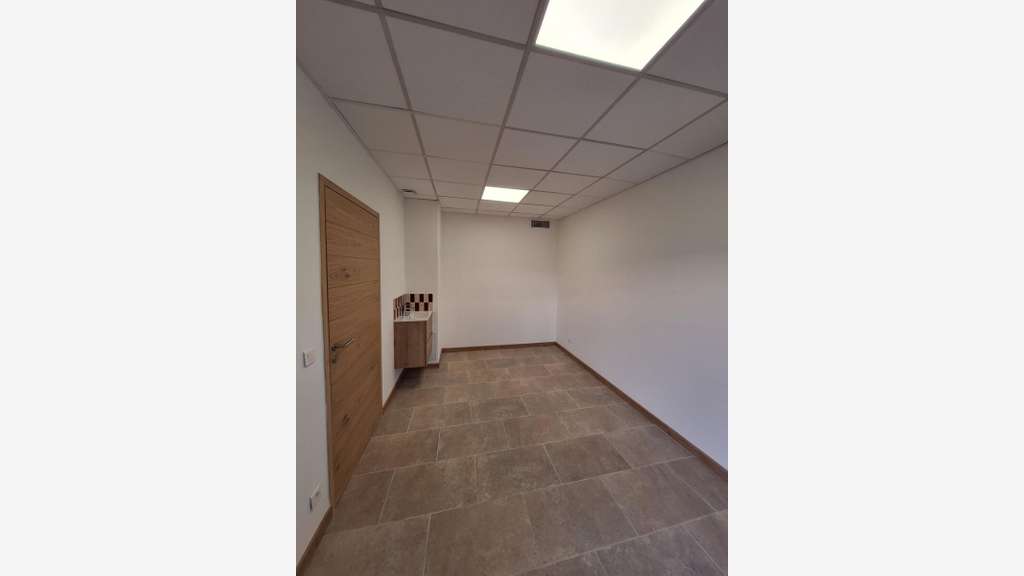 Bureau entièrement rénové de 13m² à louer à Fréjus