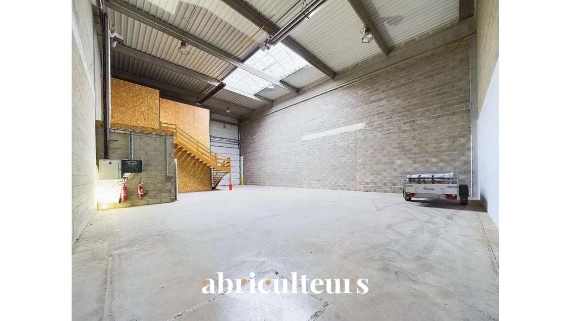 Local d'activité 270 m² - Emplacement stratégique