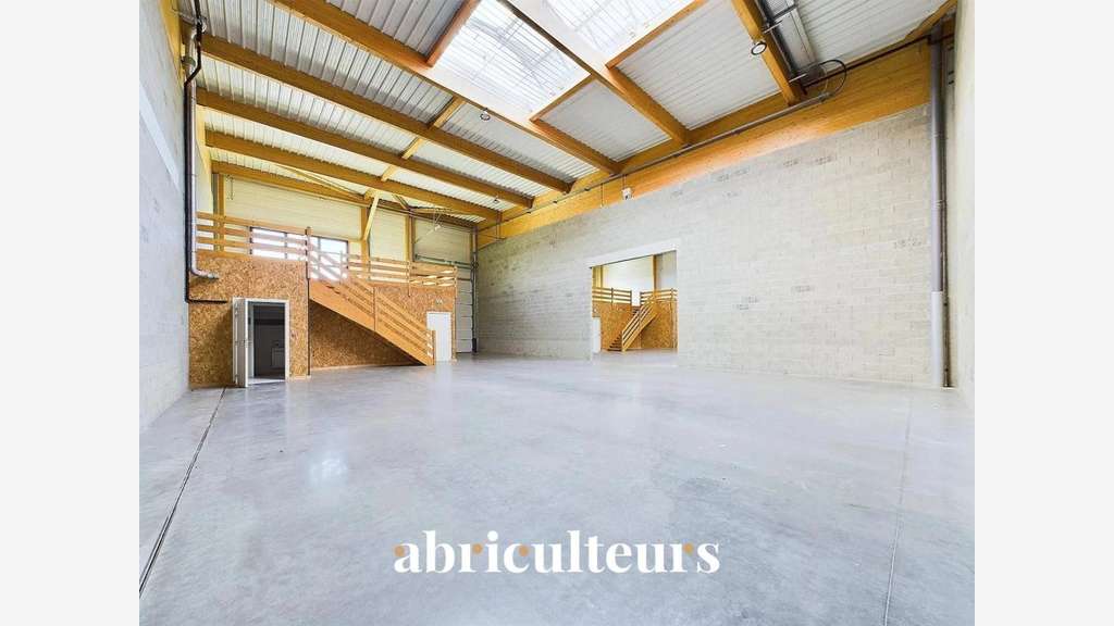 Local d'activité de 720 m² en location à Ge
