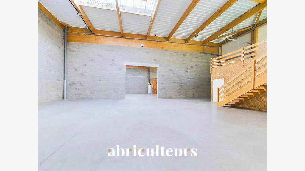 Local d'activité de 720 m² en location à Ge