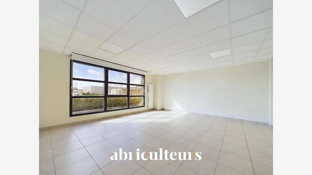 Local d'activité de 720 m² en location à Ge