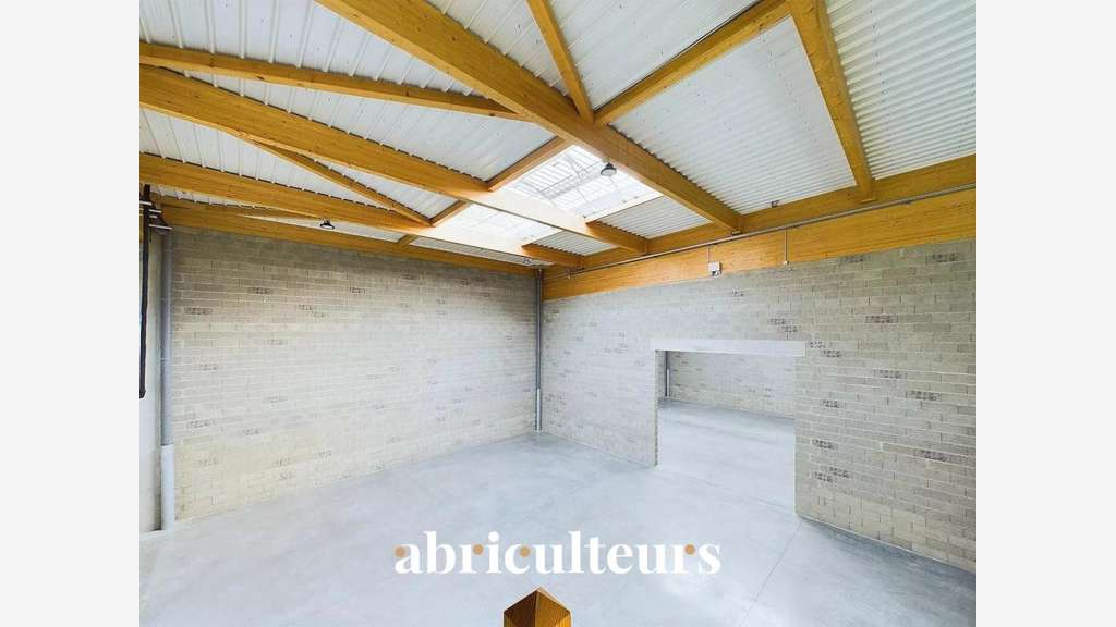 Local d'activité de 720 m² en location à Ge