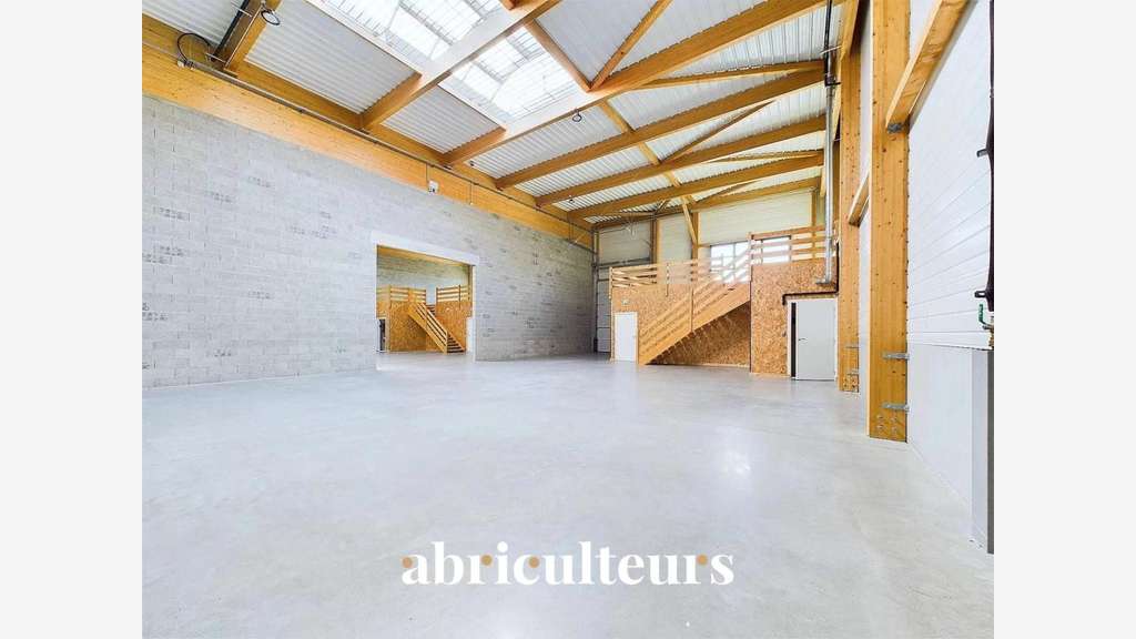 Local d'activité de 720 m² en location à Ge