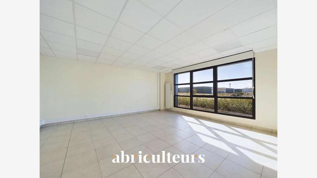 Local d'activité de 720 m² en location à Ge