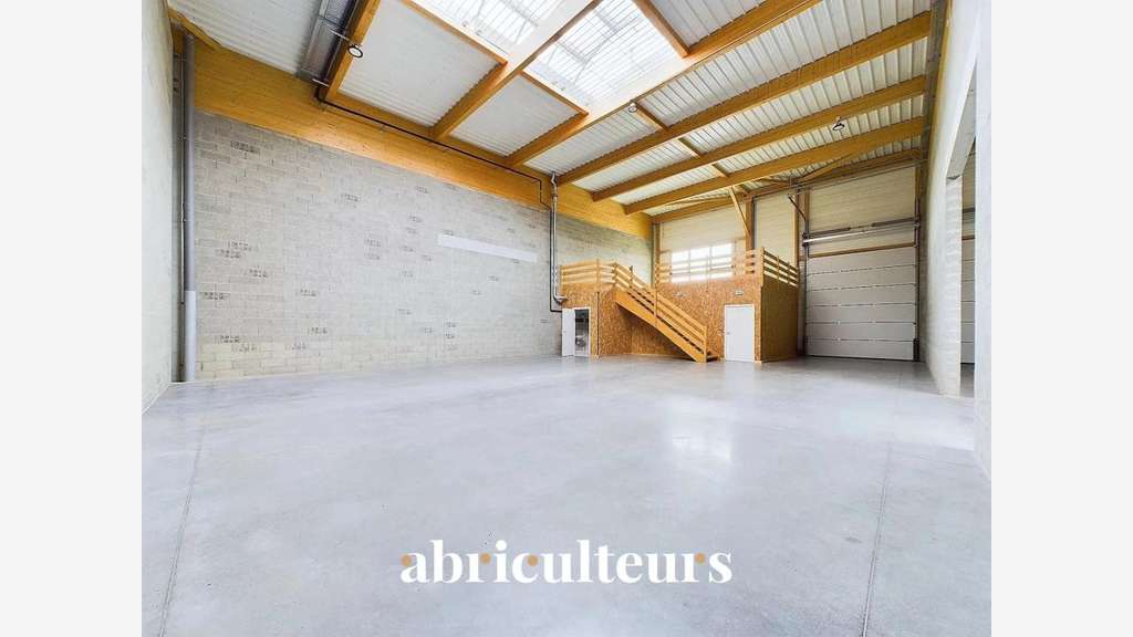 Local d'activité de 720 m² en location à Ge