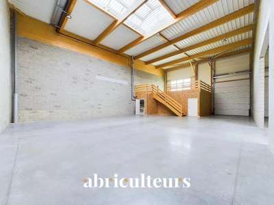 Local d'activité de 720 m² en location à Ge