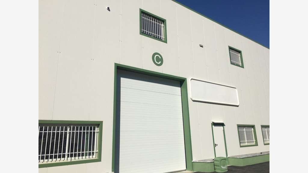 Entrepôt avec bureaux à louer à Gémenos