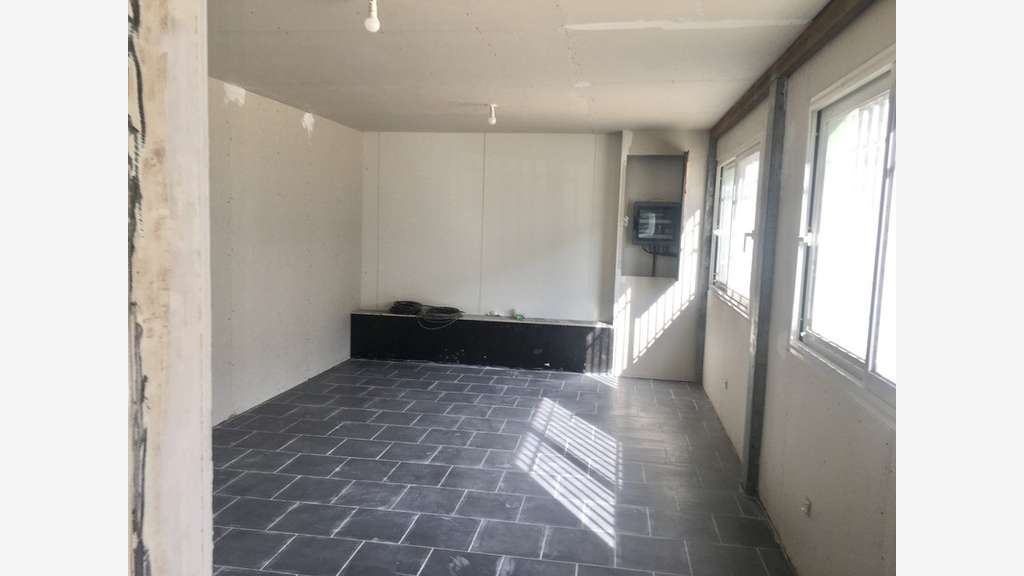 Entrepôt avec bureaux à louer à Gémenos